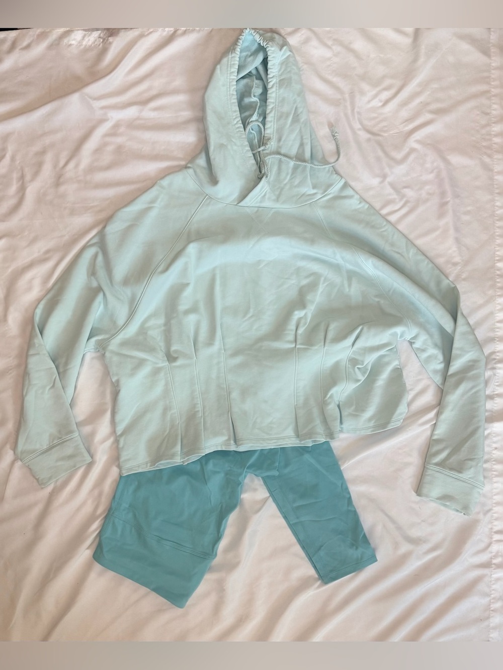 Fabletics Light Aqua 4X cropped Hoodie and Aqua 2X Leggings Set